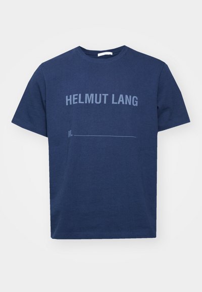 Marineblå bomull T-skjorte med korte ermer, med "HELMUT LANG" trykket i en lysere blå tekst og en tom linje under.