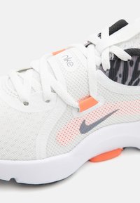 Nike Performance IN SEASON TR 13 PRM - Pantofi training - summit white/metallic cool grey/dark smoke grey/light wild mango