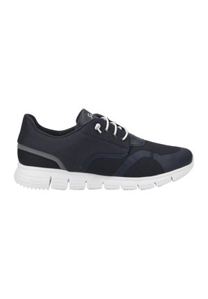 Scarpa sportiva blu navy realizzata in rete e materiali sintetici, dotata di lacci bianchi, una tomaia testurizzata e una suola bianca imbottita.