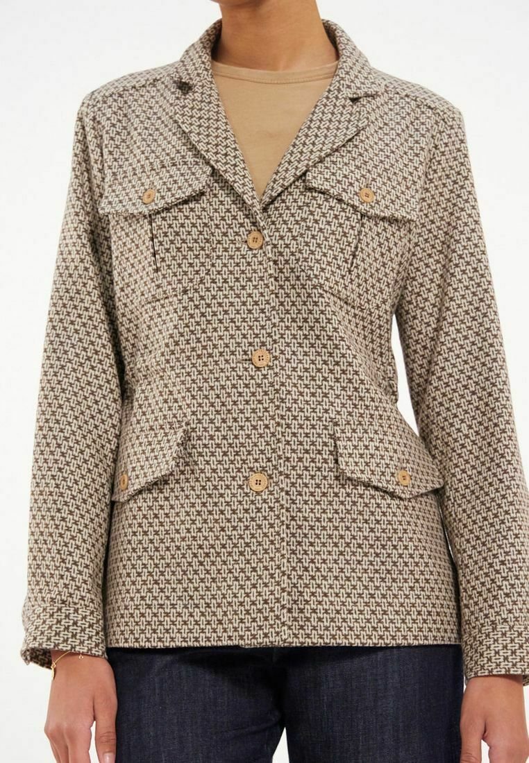 Veste brune à motif avec un col, deux poches poitrine et des boutons en bois, présentant un tissu texturé et une coupe ajustée.
