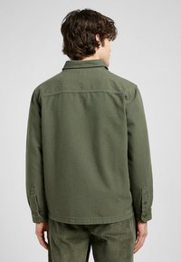 Lee WORKWEAR - Chaqueta fina - oak moss