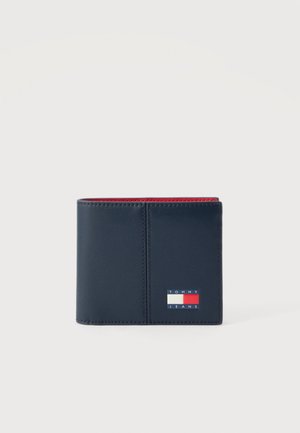 Marineblå to-flik lommebok med rødt fôr på innsiden og Tommy Jeans-logo på forsiden.