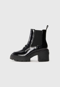 Botine negre din patent, cu tocuri groase, panouri elastice laterale, curea decorativă și cusături contrastante. Textură uniformă cu un finisaj lucios.