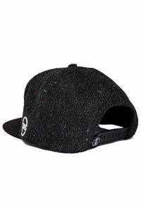 Casquette snapback noire en tissu texturé avec des éclats colorés. Présente une visière noire et un logo brodé blanc sur le côté.