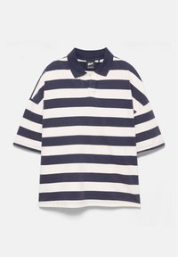 Maillot de rugby à manches courtes, rayé horizontalement bleu marine et blanc, avec un col foncé et une patte de boutonnage partielle.