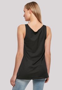 Schwarzes ärmelloses Tanktop mit V-Ausschnitt, aus weichem Stoff; verfügt über einen geraden Saum und saubere Nähte. Sichtbare Hautfarbe und Haare.
