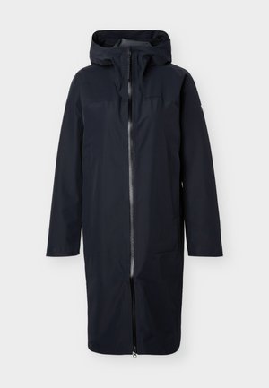 Μακρύ μαύρο αδιάβροχο παλτό με κουκούλα, εμπρόσθιο φερμουάρ και μακριά μανίκια, σχεδιασμένο για κρύο ή βροχερό καιρό.