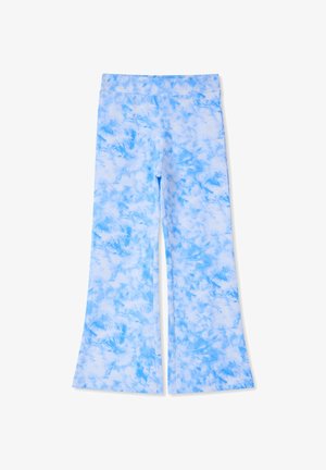 Jasnoniebieskie spodnie typu flare z efektem tie-dye, gładką fakturą i elastycznym paskiem w talii, z mieszanką ciemniejszych niebieskich wzorów na całej powierzchni.