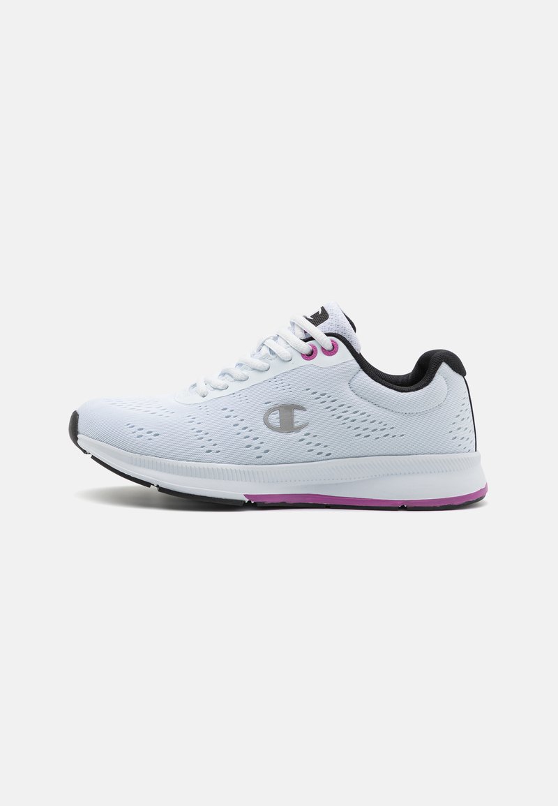Shoe atlético branco com parte superior em malha, perfurações para respirabilidade, detalhe rosa na sola e suporte preto no calcanhar. Apresenta o logotipo na lateral.