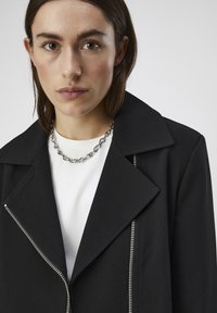 Object OBJMIRA SHORT - Bleiseri - black