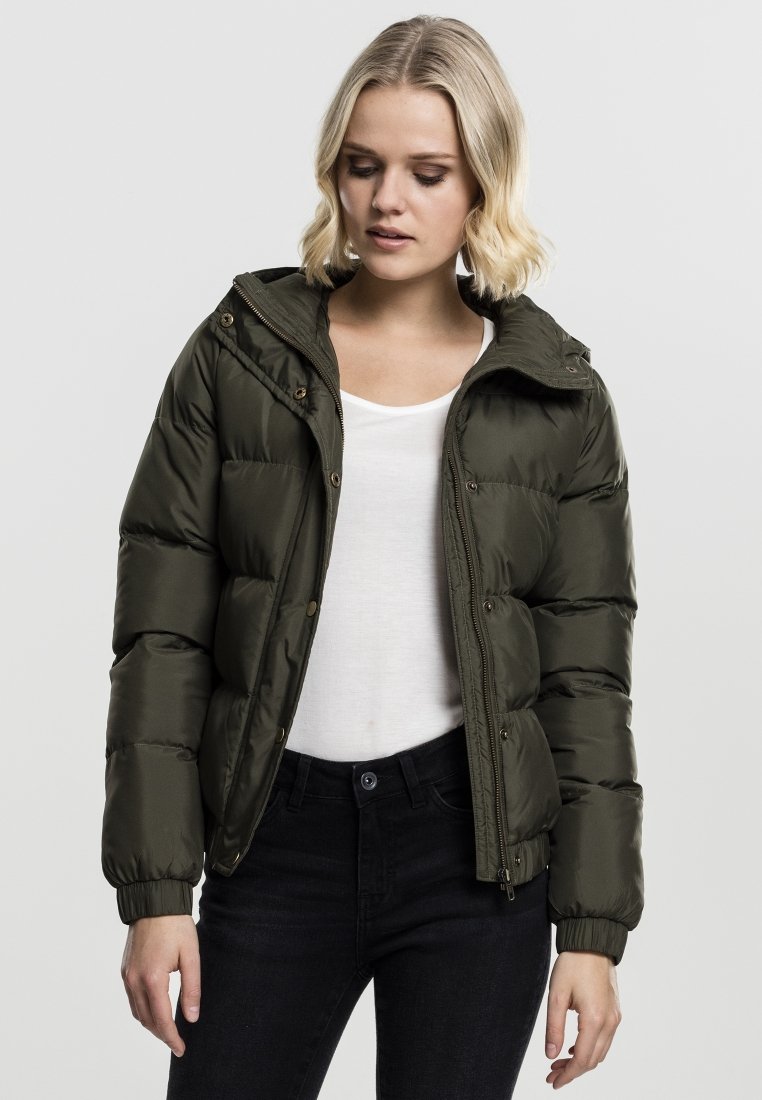 Veste doudoune vert olive avec capuche, présentant une fermeture éclair à l'avant, des boutons décoratifs et des poignets élastiques. Texture de tissu lisse et brillant.