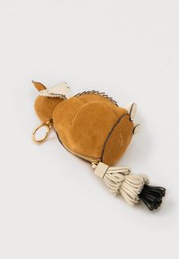 Brązowa zamszowa saszetka w kształcie ptaka z złotym zamkiem błyskawicznym, białym i czarnym frędzlem oraz warstwowymi detalami skrzydeł; zaprojektowana do przechowywania.