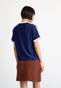 adidas Originals ADICOLOR 3-STRIPES PINSTRIPE - Camiseta estampada - dark blue