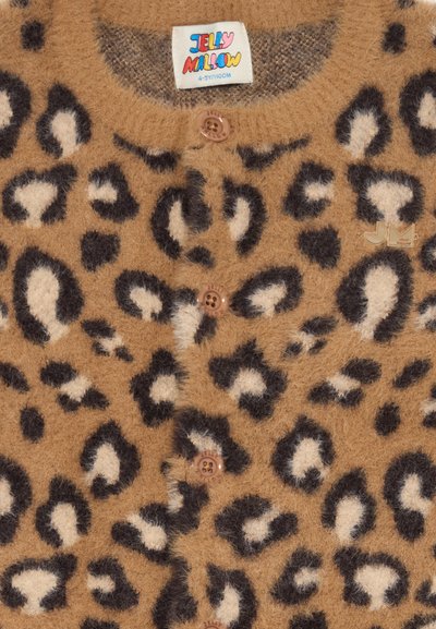Lederstoff-Cardigan mit Leopardenmuster in Beige und Schwarz. Weicher, strukturierter Stoff mit braunen Knöpfen. Etikett beschreibt "Jelly Mallow." Klassischer runder Ausschnitt.