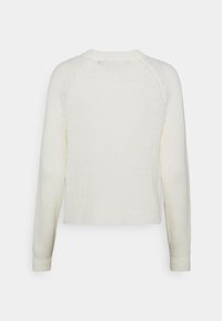 Kremowy sweter dziany z długimi rękawami, ściągaczami na mankietach i zaokrąglonym dekoltem; posiada teksturowany wzór pleciony oraz krótki fason.