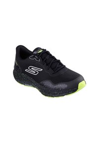 Scarpa sportiva nera con tomaia testurizzata, suola trapuntata verde e accenti riflettenti. Design con lacci, colletto e linguetta imbottiti.