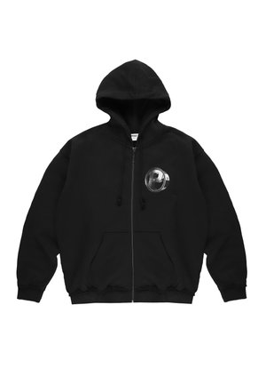 Czarna bluza z kapturem na suwak, z przednimi kieszeniami i okrągłym srebrnym logo na lewej stronie klatki piersiowej, z kapturem i sznurkami.
