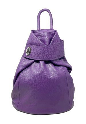 Zaino in pelle viola con una finitura testurizzata, caratterizzato da un design arricciato e una chiusura a scatto in argento. Include una maniglia superiore per il trasporto.
