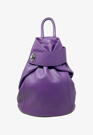 Zaino in pelle viola con una finitura testurizzata, caratterizzato da un design arricciato e una chiusura a scatto in argento. Include una maniglia superiore per il trasporto.