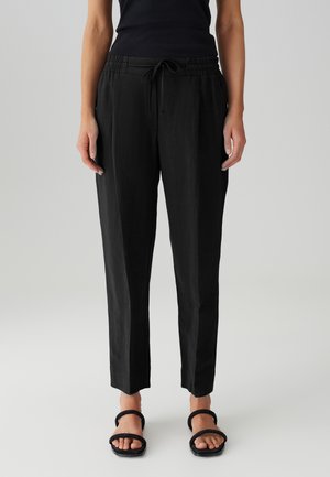 Pantaloni neri leggeri con vita elastica e cordoncino regolabile, caratterizzati da gamba affusolata e pieghe frontali.