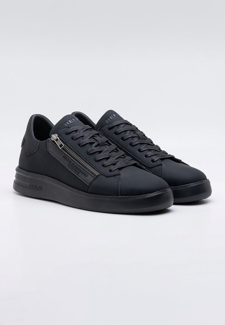 Czarne skórzane sportowe buty niskie z detalem w postaci zamka błyskawicznego, płaskimi sznurowadłami i teksturowaną gumową podeszwą. Prosty design bez dodatkowych widocznych akcentów.
