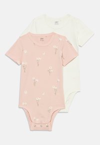 To baby bodyer: en rosa med blomsterprint i hvitt og grønt, og en ensfarget hvit. Korte ermer, trykknapper i bunnen. Myk bomull.