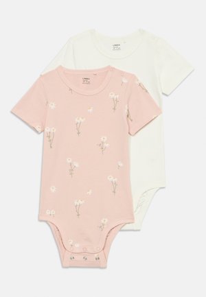 To baby bodyer: en rosa med blomsterprint i hvitt og grønt, og en ensfarget hvit. Korte ermer, trykknapper i bunnen. Myk bomull.