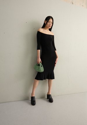 Norma Kamali OFF SHOULDER FISHTAIL DRESS TO MIDCALF - Robe de soirée - black