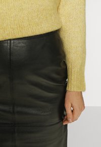 Selected Femme Tall SLFVIKALA MIDI SKIRT - Saia de couro - black