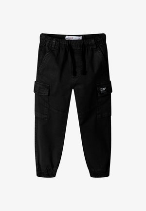 Černé cargo kalhoty s elastickým pasem, šňůrkou na stažení, dvěma postranními kapsami a cargo kapsou na nohavici. Odolný bavlněný materiál.