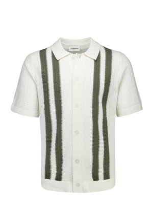 Polo bianca a maniche corte in maglia con bottoni frontali e due strisce verticali verde oliva su entrambi i lati della patta dei bottoni.
