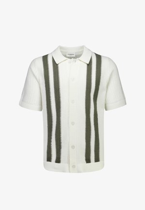 Weißes, kurzärmeliges Strick-Poloshirt mit Knöpfen vorne und zwei vertikalen olivgrünen Streifen an jeder Seite der Knopfleiste.