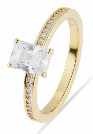 Guld ring med en stor rektangulær klar ædelsten i midten og mindre runde klare sten sat langs ringen.