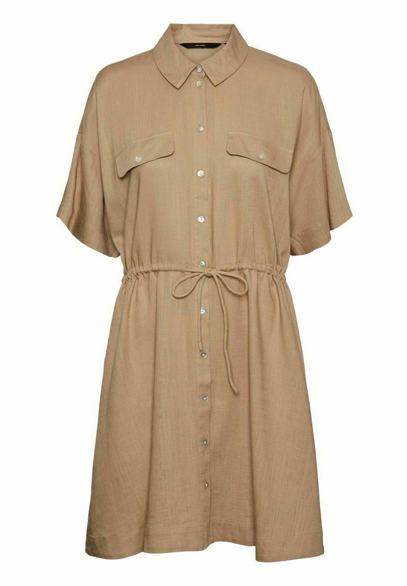 Robe chemise beige à manches courtes avec boutons sur le devant, poches poitrine, col et ceinture ajustable à la taille.