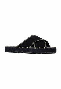 Zwarte suède slip-onsandalen met een kruisbandontwerp, voorzien van contrasterende witte stiksels en een gevlochten jute zool voor textuur en duurzaamheid.