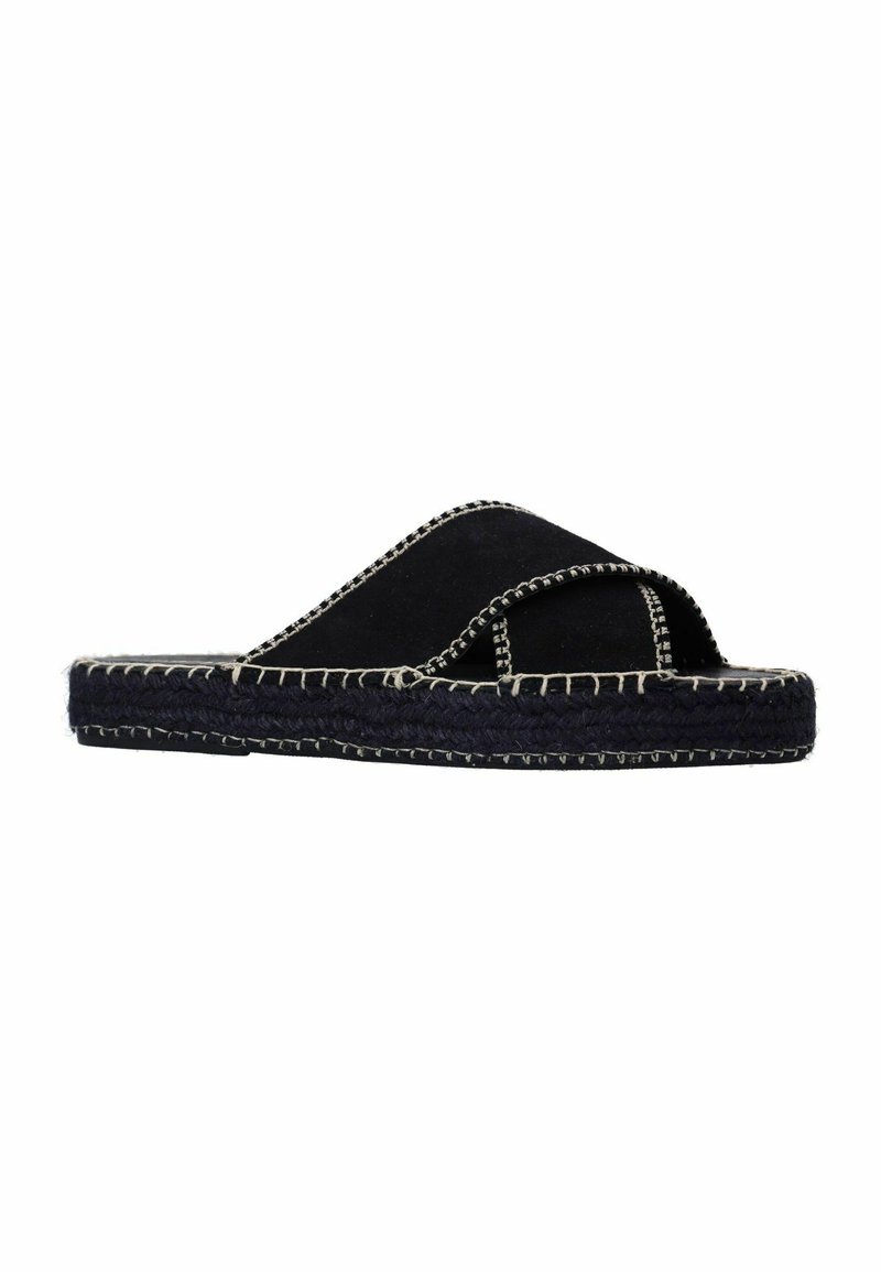 Zwarte suède slip-onsandalen met een kruisbandontwerp, voorzien van contrasterende witte stiksels en een gevlochten jute zool voor textuur en duurzaamheid.