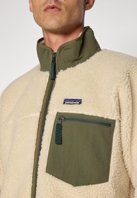 Patagonia CLASSIC RETRO-X - Polárdzseki - dark natural/basin green