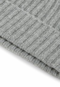 Bufanda gris de punto con textura acanalada, fabricada con hilo suave y un borde doblado para un acabado ordenado.