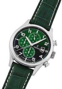 Reloj analógico para hombres con caja de acero inoxidable, correa de cuero con patrón de cocodrilo en color verde, esfera negra y verde, tres subesferas y indicador de fecha.
