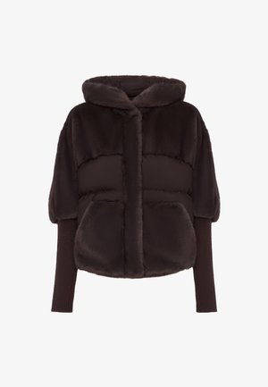 Jachetă cu glugă din blană artificială maro, cu închidere prin fermoar, două buzunare frontale și manșete din tricot elastic. Textură moale și design pufos.