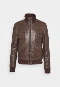 Bruine leren jas met een geribbelde kraag en manchetten, voorzien van twee voorzakken en een ritssluiting. Gladde textuur, casual ontwerp.