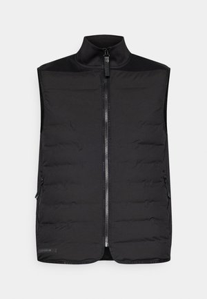 Schwarze wattierte Weste mit hohem Kragen, durchgehendem Reißverschluss und zwei seitlichen Taschen. Sie zeichnet sich durch eine glatte Textur und dezente horizontale Nähte aus.