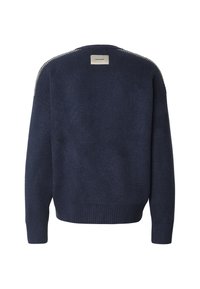 Pull en laine bleu marine avec poignets et ourlet côtelés, présentant une texture lisse et une étiquette au niveau de l'encolure. Design simple sans motifs.