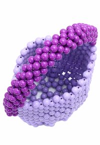 Bracciale circolare composto da perline lucide viola e lavanda, con un design testurizzato caratterizzato da perline di diverse dimensioni e una superficie liscia.