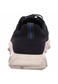 Scarpa sportiva blu con una parte superiore testurizzata, una suola bianca con battistrada multidirezionale e un accento blu sul tallone.