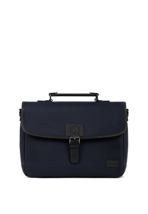 Serviette rectangulaire bleu marine avec garniture en cuir noir, fermeture à boucle, poignée supérieure et patch de marque discret en bas à droite sur le devant.