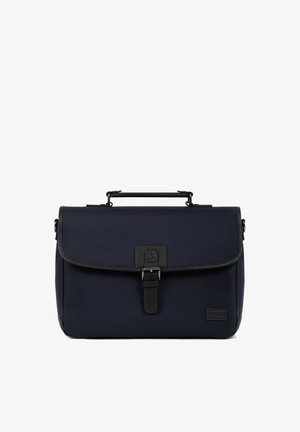 Serviette rectangulaire bleu marine avec garniture en cuir noir, fermeture à boucle, poignée supérieure et patch de marque discret en bas à droite sur le devant.