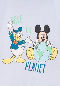 Jasnoniebieska koszulka z nadrukiem postaci z kreskówek Myszki Miki i Kaczora Donalda, z napisem "URATUJ PLANETĘ". Ziemia trzymana przez Miki.