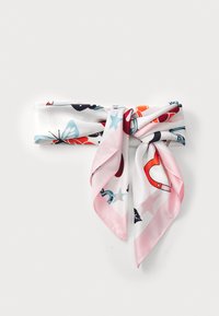 Zijde sjaal met een kleurrijk ontwerp van vlinders en sterren, voornamelijk in wit, roze en levendige kleuren, afgewerkt met een soepele textuur.