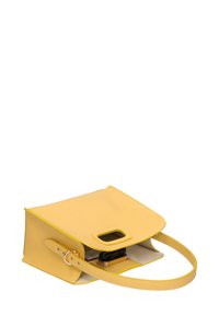 Borsa a spalla gialla in pelle con una forma strutturata, un flap superiore, una maniglia intagliata e una tracolla singola. Presenta un interno chiaro e poche decorazioni.